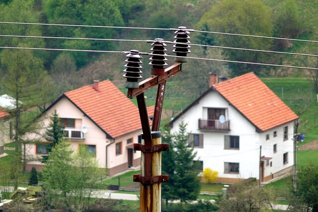 Elektrické vedení, domy, distribuční poplatky za elektřinu v roce 2021