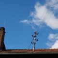 Střecha, elektrické dráty, distribuční poplatky za elektřinu v roce 2020