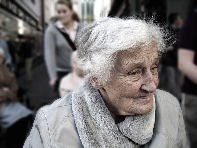 Seniorka v zimním kabátě, chlad, innogy zdražuje plyn na rok 2022
