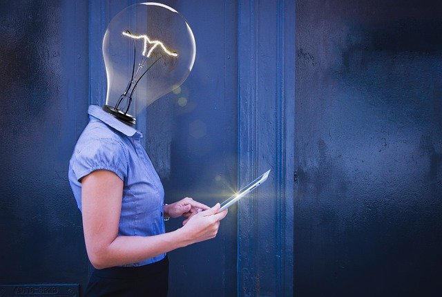 žena, hlava, žárovka, dodavatelé elektřiny 2022