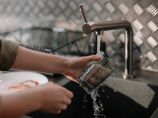 mytí nádobí, cena vody 2022