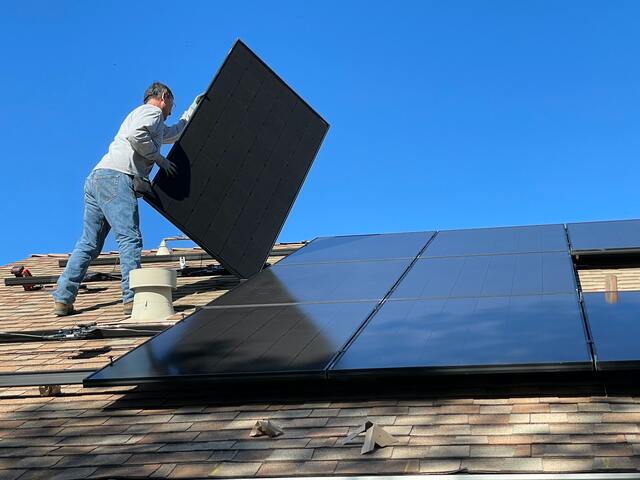 Solární panely na střeše, výkup přebytků z FVE 2022
